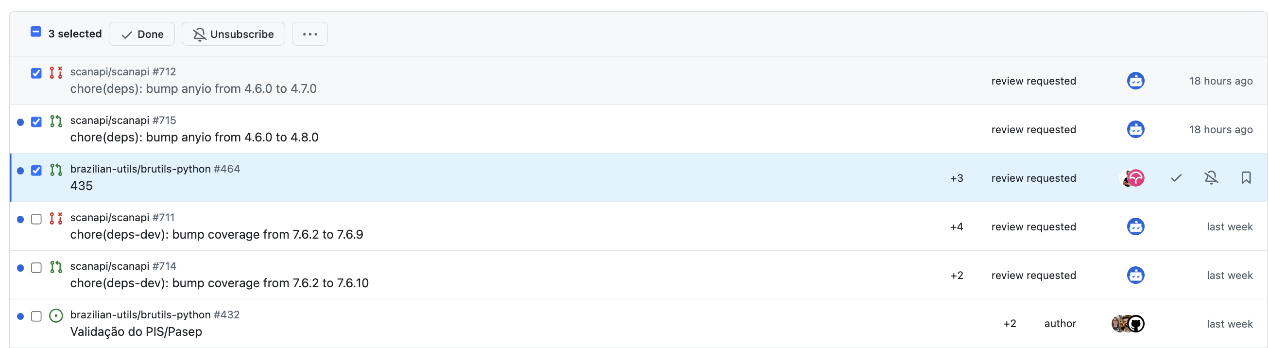 Screenshot de uma lista de notificações em que 3 delas estão selecionadas